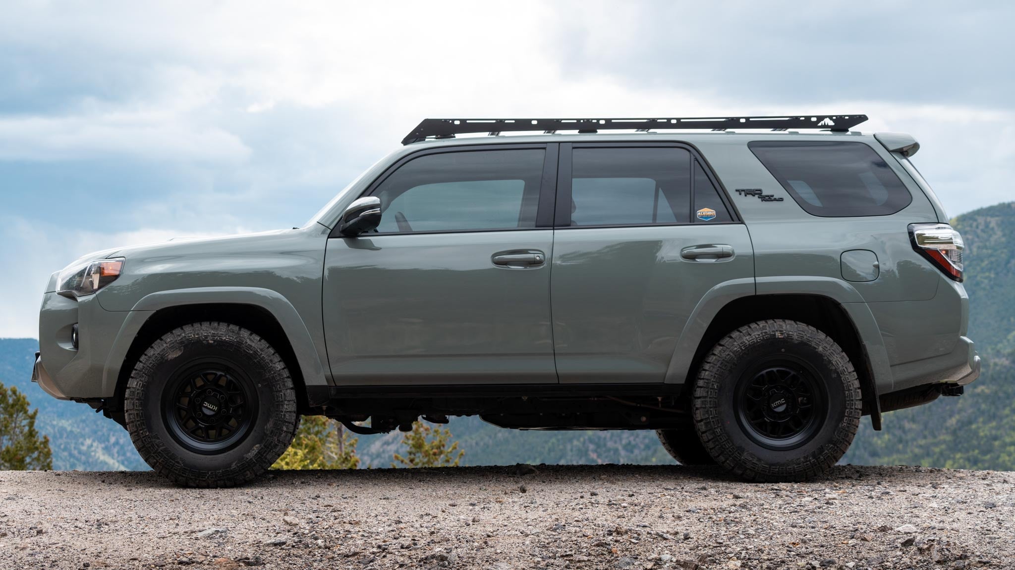 Side profile view of a Sherpa Crestone Sport roof rack on a 5th gen 4Runner