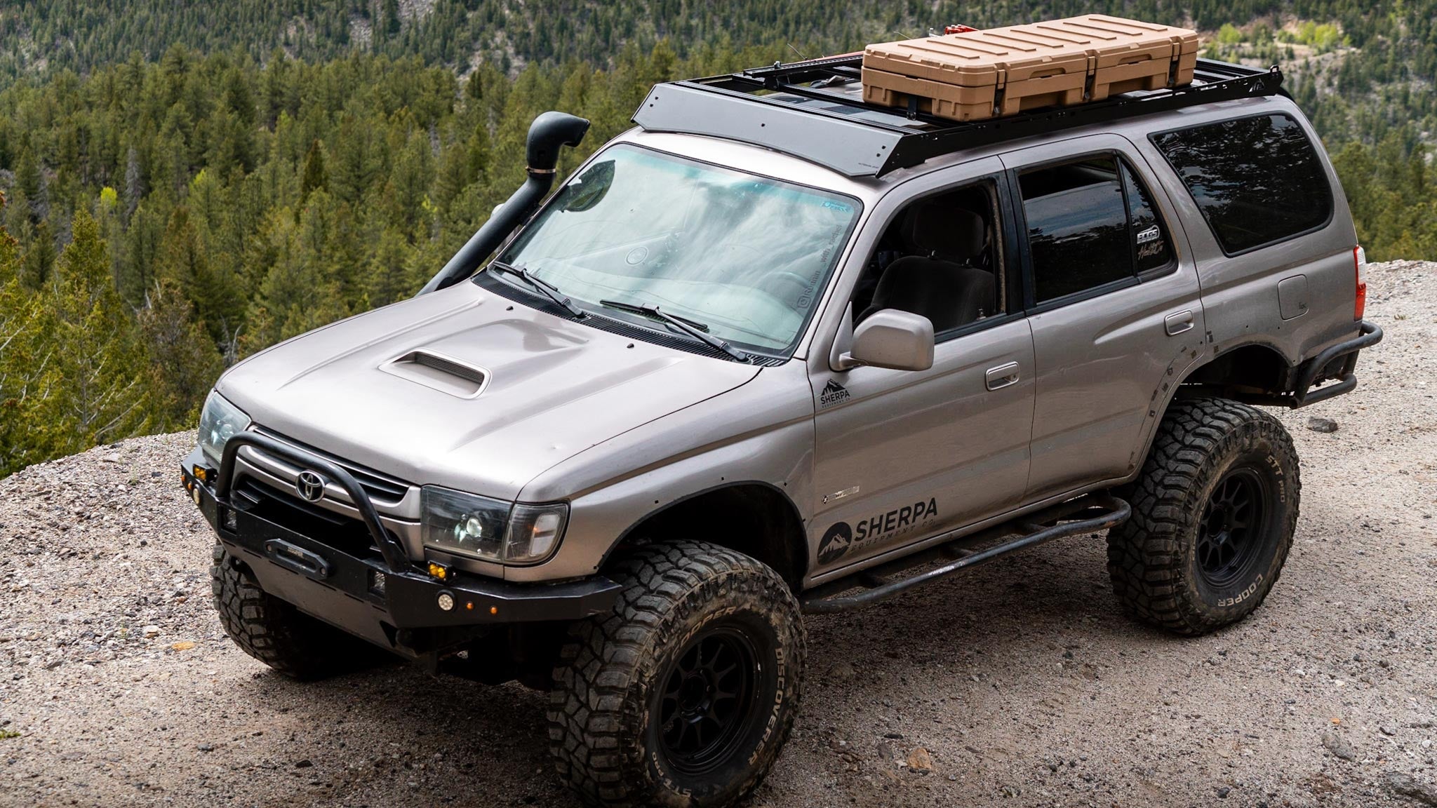 Full view of a 3rd gen 4Runner with a Sherpa Matterhorn roof rack